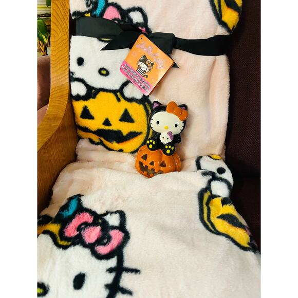Hello kitty faux rabbit fur throw 50 by 70  with Hello kitty pumpkin tea light - Picture 1 of 5